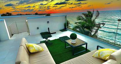 Oceanfront Rooftop Luxury 2b2b Residency Pool Beach in North Side, Grand Cayman