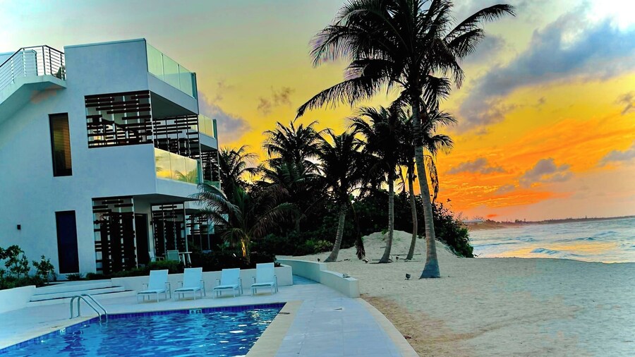 Oceanfront Rooftop Luxury 2b2b Residency Pool Beach in North Side, Grand Cayman