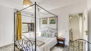 4 bedrooms, iron/ironing board, WiFi, bed sheets