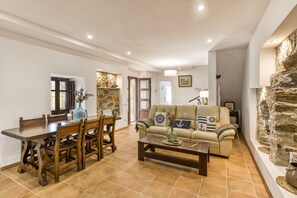 Interior - El Figuerar: Between Sea and Mountains, with Pool and Garden in Palamós (Palamós)