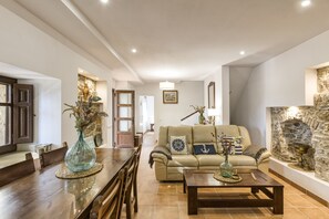 Interior - El Figuerar: Between Sea and Mountains, with Pool and Garden in Palamós (Palamós)