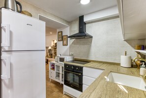 Fridge, microwave, oven, stovetop - El Figuerar: Between Sea and Mountains, with Pool and Garden in Palamós (Palamós)