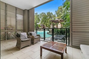 Terrace/patio - Orchid at Temple Resort: A Swim-out Tropical Oasis (Palm Cove)