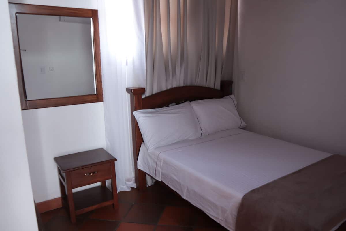 Quarto solteiro | Escrivaninha, Wi-Fi de cortesia