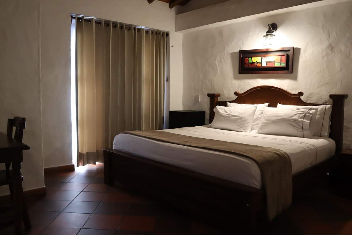 Quarto casal, sacada, vista para a cidade | Escrivaninha, Wi-Fi de cortesia