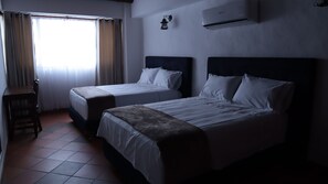 Quadruple Room | Desk, free WiFi - Hotel Prados de la Serranía (Lebrija)
