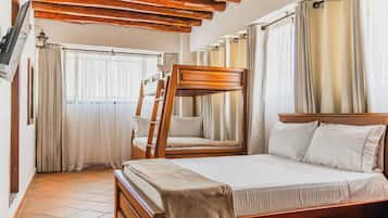 Muebles diferentes, wifi gratis y ropa de cama