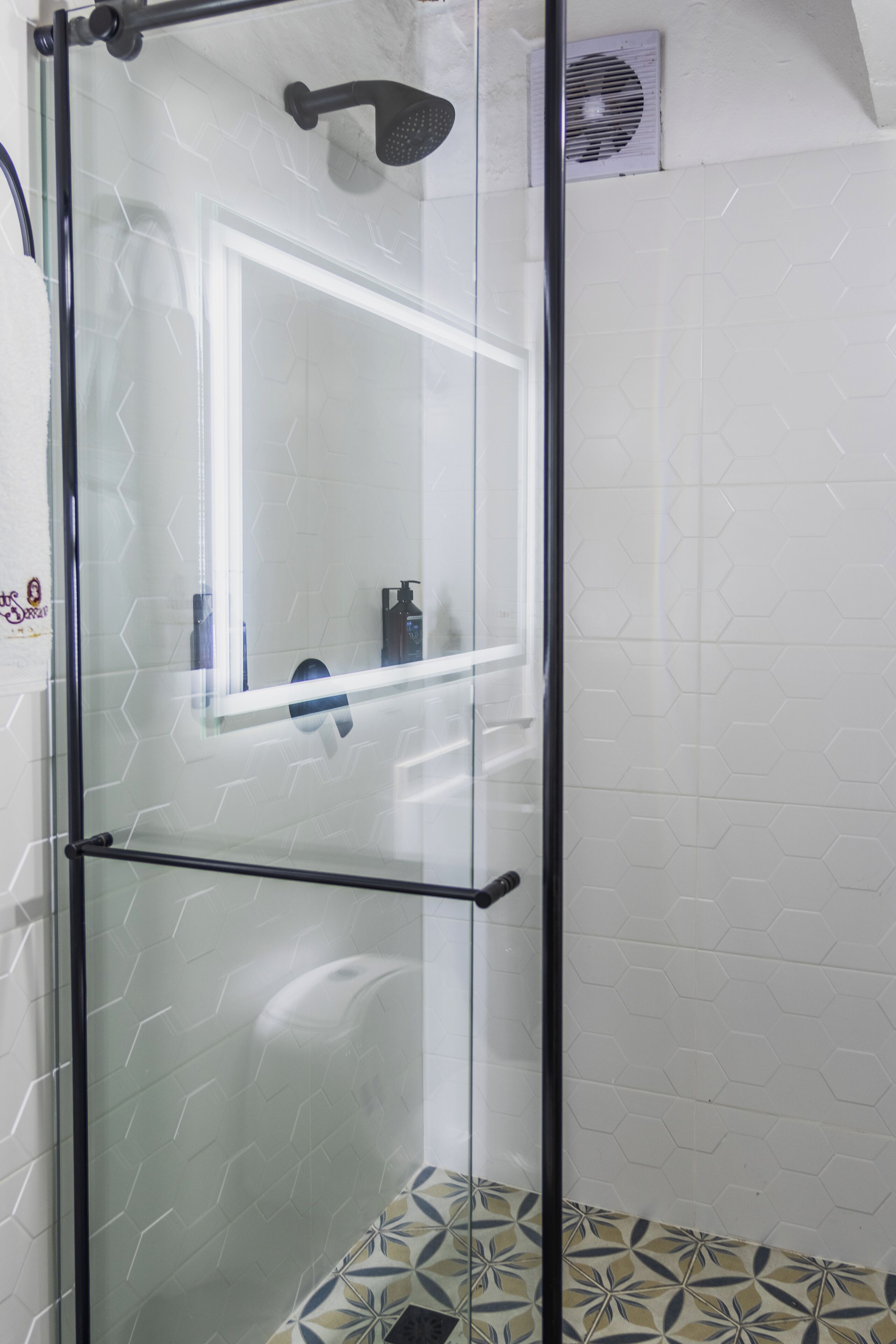 Quarto | Banheiro | Chuveiro, produtos de toalete grátis, toalhas de banho, sabonete