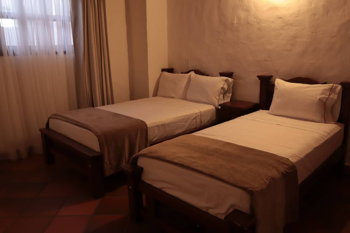 Estúdio, vista para o pátio | Escrivaninha, Wi-Fi de cortesia