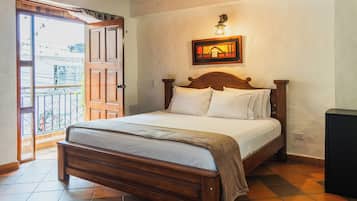 Dobbeltrom, balkong, byutsikt | Individuelt innredet, wi-fi (inkludert) og sengetøy