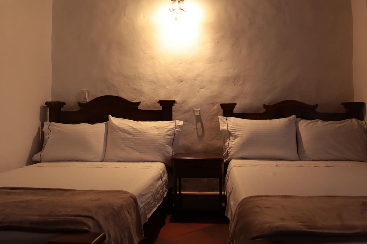 Quarto duplo | Escrivaninha, Wi-Fi de cortesia