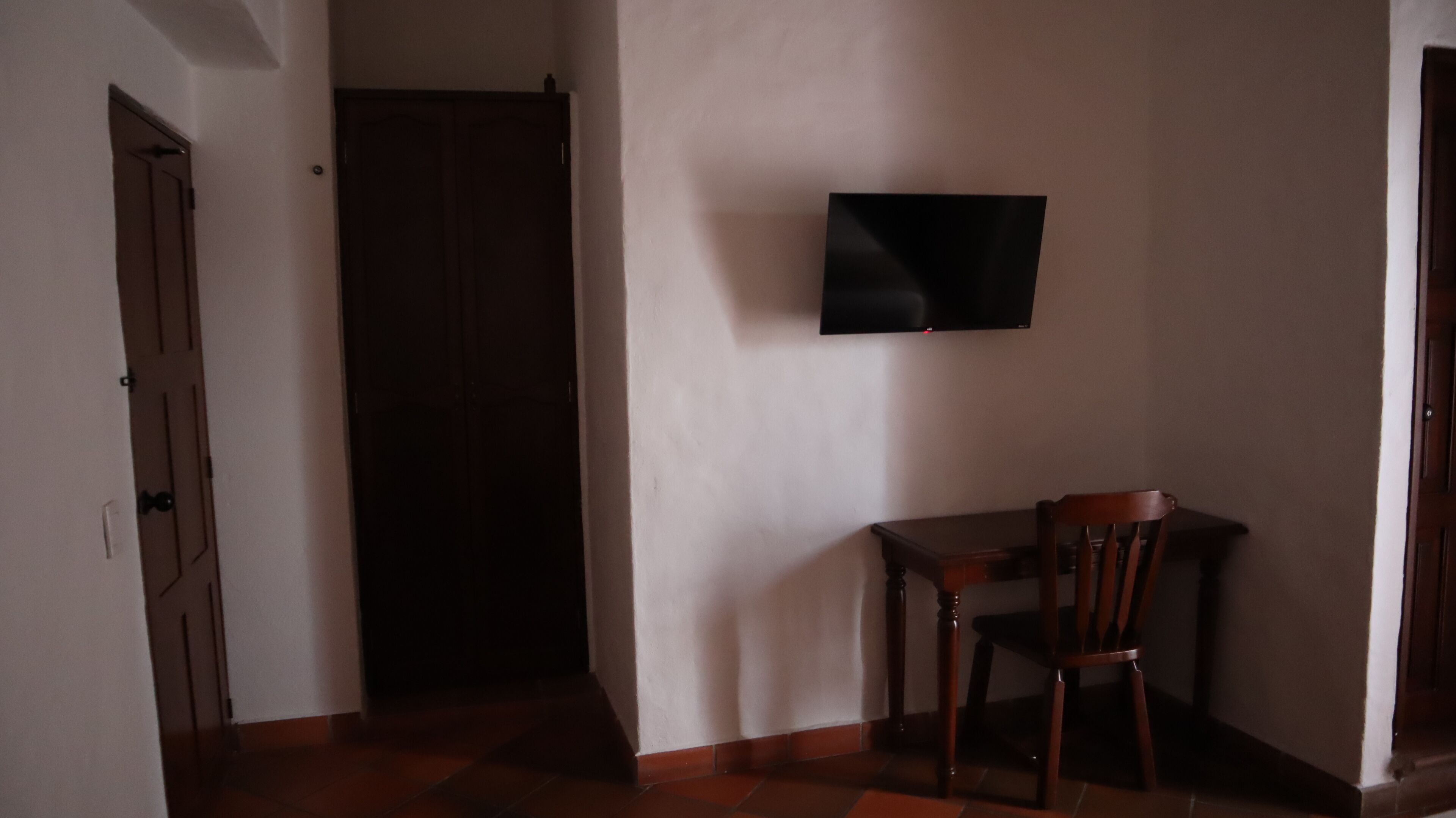 Kahden hengen huone, parveke, kaupunkinäköala | Työpöytä, ilmainen Wi-Fi