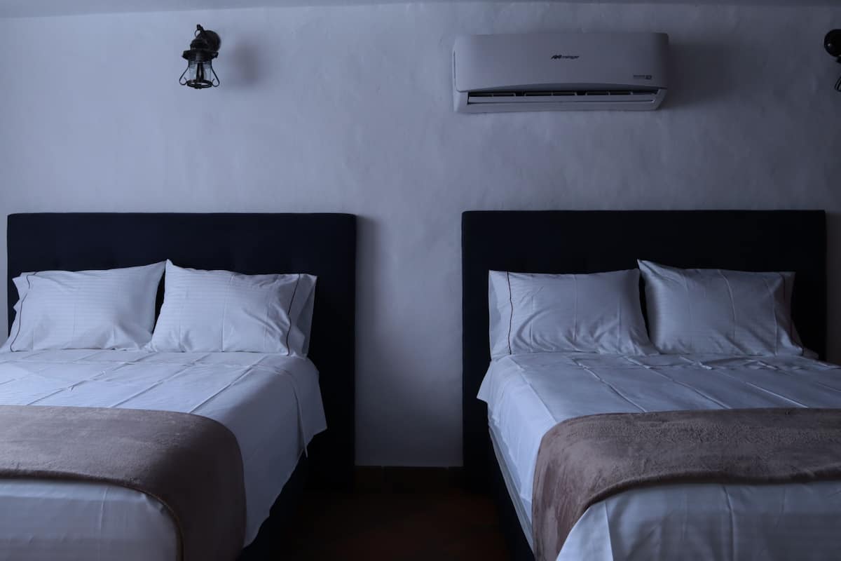 Quarto quádruplo | Escrivaninha, Wi-Fi de cortesia