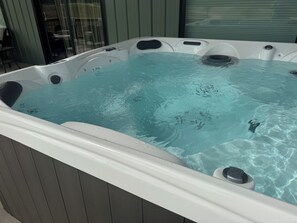 Indoor spa tub - The Grazing Lodge with HOT TUB -Farm Charm & Rural Tranquility (Pearcy)