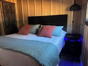 2 bedrooms, iron/ironing board, free WiFi, bed sheets - The Grazing Lodge with HOT TUB -Farm Charm & Rural Tranquility (Pearcy)