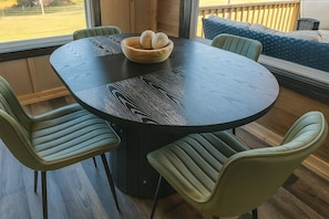Dining - The Grazing Lodge with HOT TUB -Farm Charm & Rural Tranquility (Pearcy)