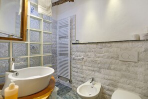 Shower, hair dryer, towels - Apartment 'Casa Nemo - Riomaggiore, 5 Terre' with Balcony, Wi-Fi and Air Conditioning (Riomaggiore)