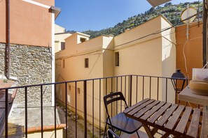 Outdoor dining - Apartment 'Casa Nemo - Riomaggiore, 5 Terre' with Balcony, Wi-Fi and Air Conditioning (Riomaggiore)