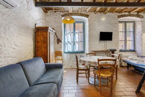 TV - Apartment 'Casa Nemo - Riomaggiore, 5 Terre' with Balcony, Wi-Fi and Air Conditioning (Riomaggiore)