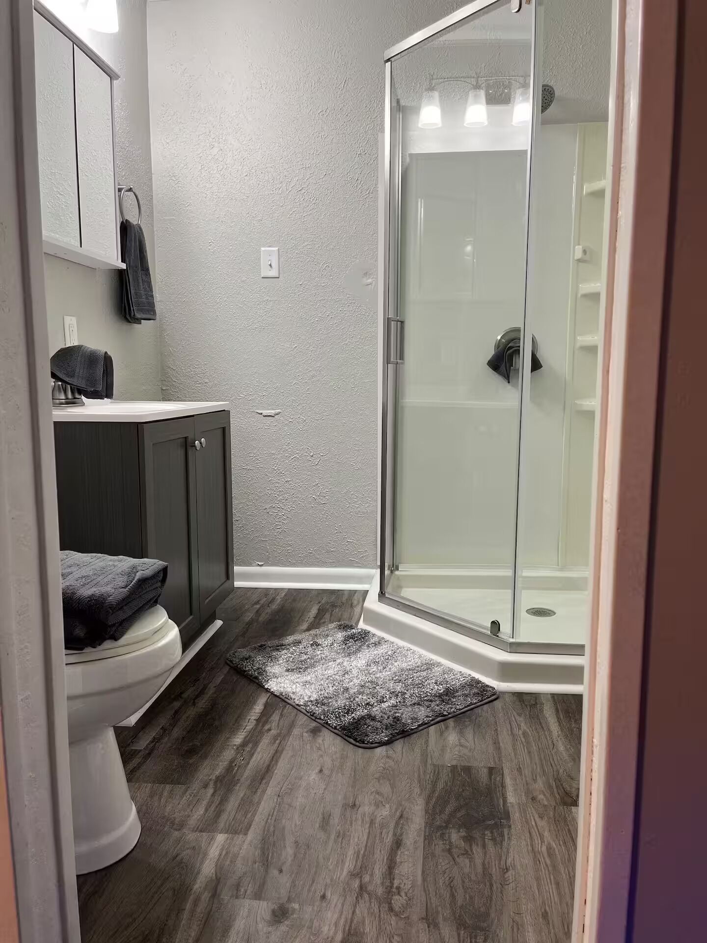 淋浴设施、毛巾、肥皂、卫生纸