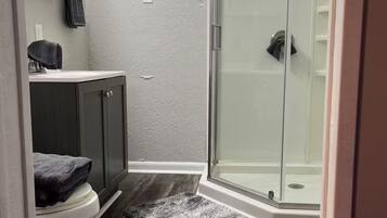 Regadera, toallas, jabón, papel de baño
