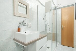 Doccia, asciugacapelli, bidet, asciugamani