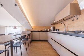 Kühlschrank, Ofen, Herdplatte, Geschirrspüler