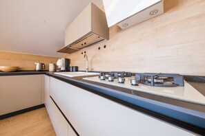 Kühlschrank, Ofen, Herdplatte, Geschirrspüler