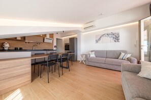 TV - Lumeriam Sea Loft Holiday Home with Sea View, Private Terrace and Air Conditioning (Roccalumera)