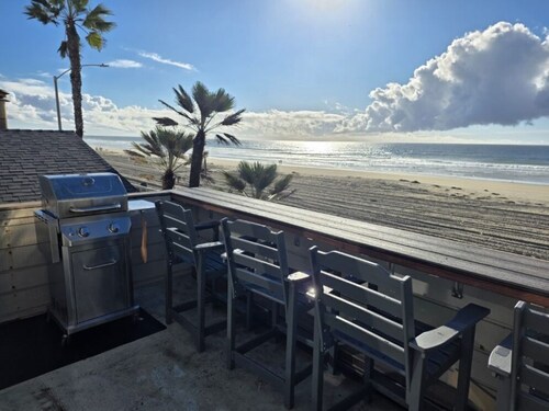 Beachfront 4-bedroom rental on the Mission Beach Boardwalk with amazing views.