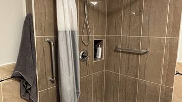 Douche, sĂšche-cheveux, serviettes fournies, savon