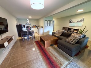 Smart TV, books - Cozy waterfront retreat in Sooke! (Sooke)