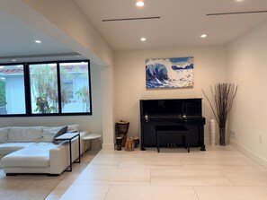 TV - Luxury Home • Walk to Beach • Near Miami Beach • Family Friendly (Surfside)