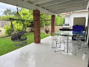 Outdoor dining - Luxury Home • Walk to Beach • Near Miami Beach • Family Friendly (Surfside)