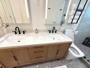 Dusche, Bidet, Handtücher, Toilettenpapier