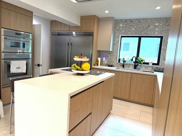 Microwave, oven, stovetop, dishwasher - Luxury Home • Walk to Beach • Near Miami Beach • Family Friendly (Surfside)