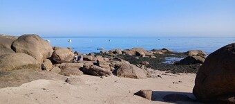 Fisherman's cottage 200 m from Sablon beach in Cosqueville