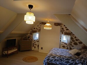 2 bedrooms, iron/ironing board, bed sheets