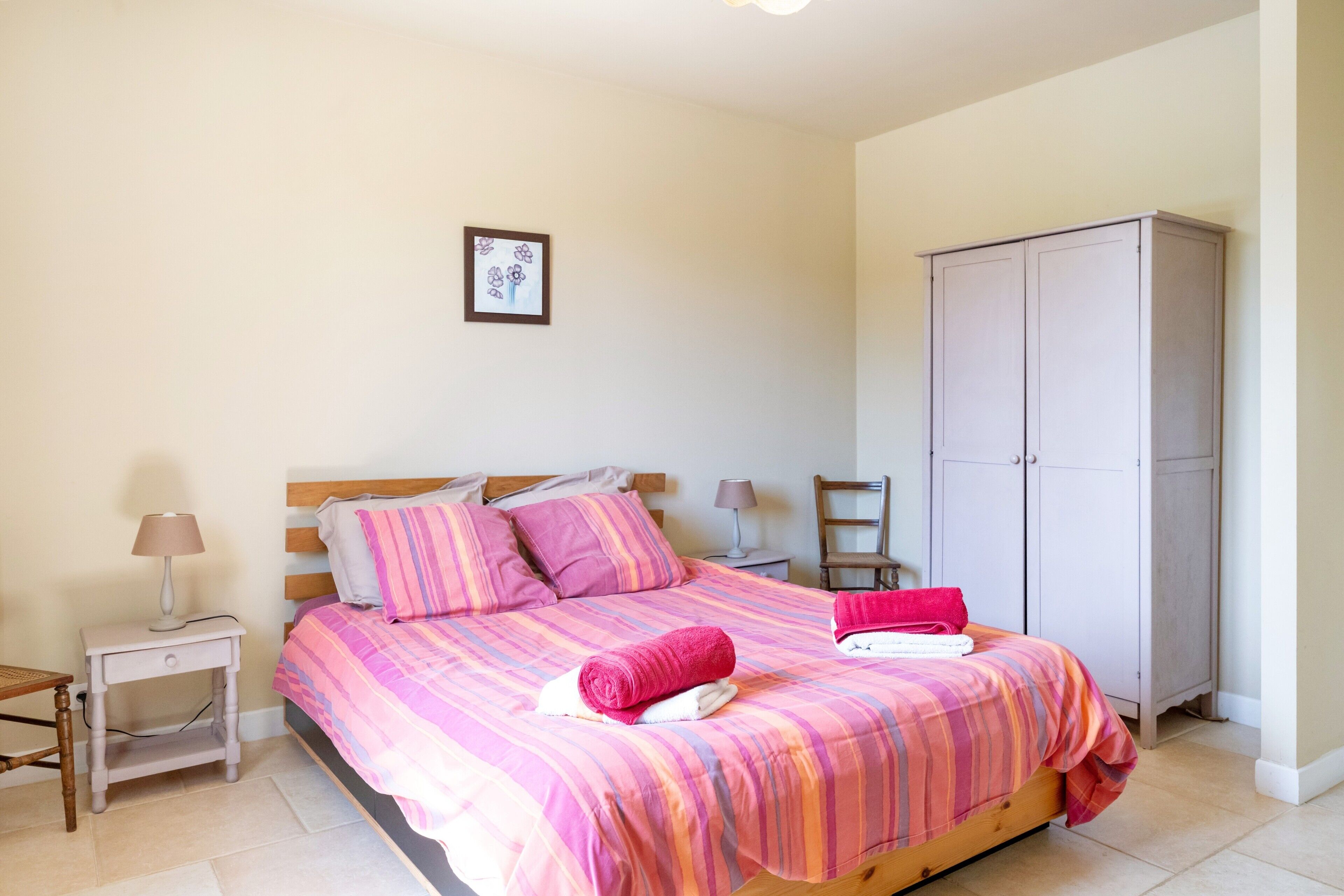 4 bedrooms, iron/ironing board, WiFi, bed sheets
