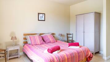 4 bedrooms, iron/ironing board, WiFi, bed sheets