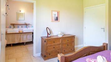 4 bedrooms, iron/ironing board, WiFi, bed sheets