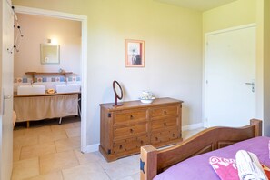 4 bedrooms, iron/ironing board, WiFi, bed sheets - Holiday Home 'Jouanhitte' with Private Pool, Private Terrace & Wi-Fi (bourrouillan)