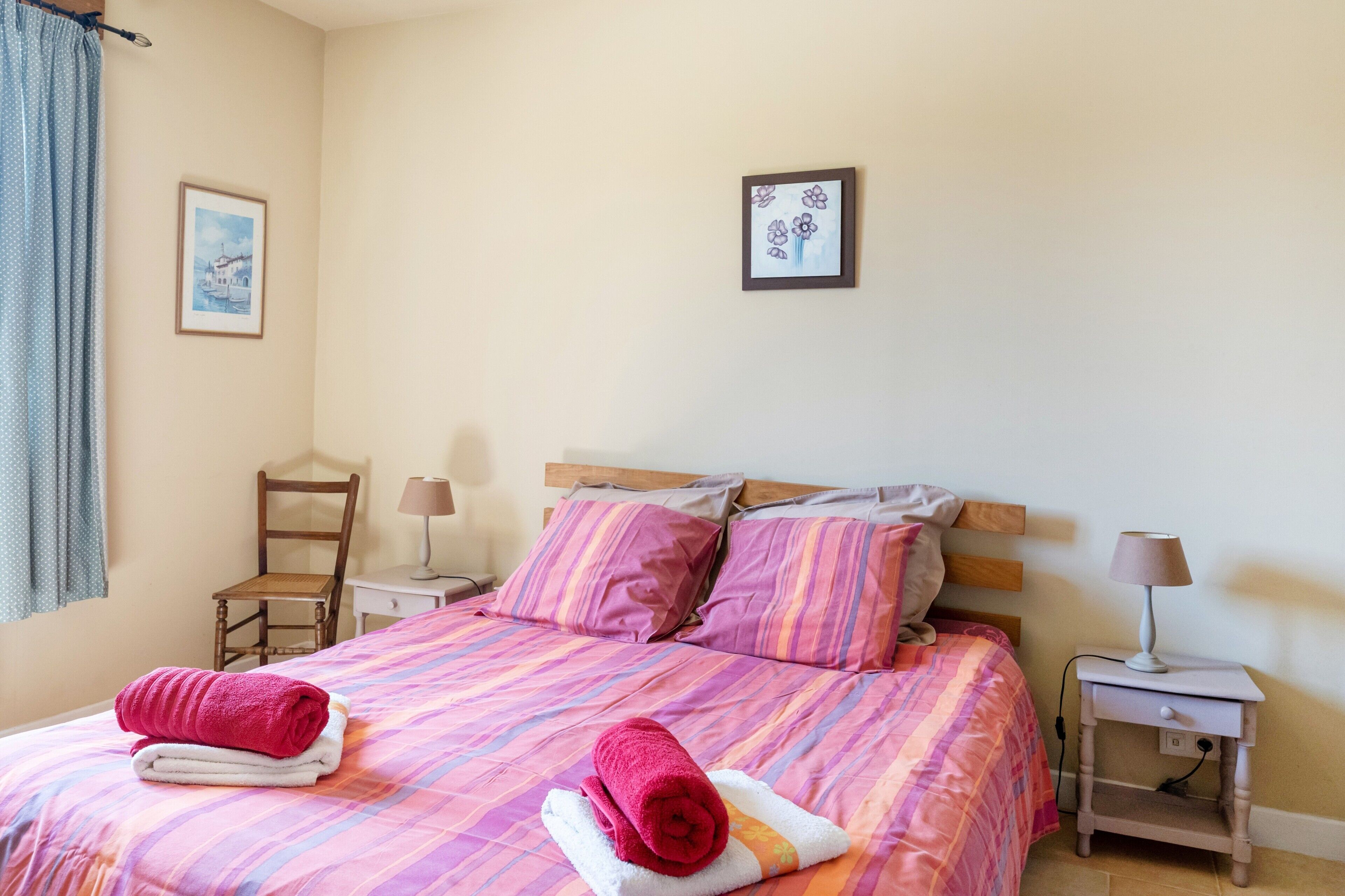 4 bedrooms, iron/ironing board, WiFi, bed sheets