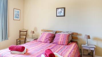 4 bedrooms, iron/ironing board, WiFi, bed sheets