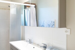 Dusche, Haartrockner, Handtücher
