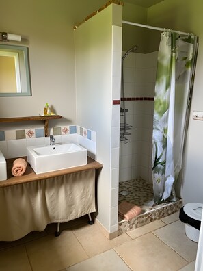 Shower, hair dryer, towels - Holiday Home 'Jouanhitte' with Private Pool, Private Terrace & Wi-Fi (bourrouillan)