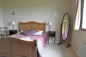 4 bedrooms, iron/ironing board, WiFi, bed sheets - Holiday Home 'Jouanhitte' with Private Pool, Private Terrace & Wi-Fi (bourrouillan)