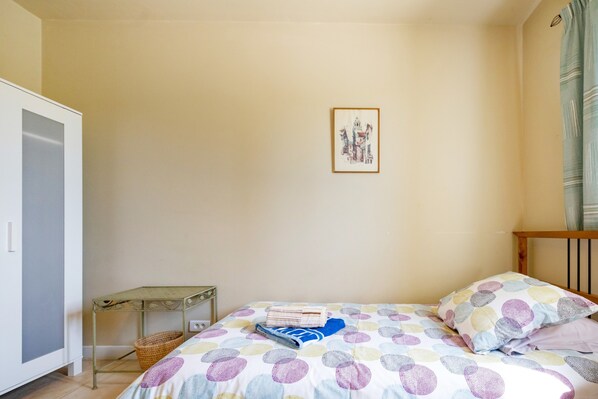 4 habitaciones, tabla de planchar con plancha, wifi y ropa de cama 