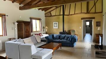 Tv, eldstad, dvd-spelare och ett bordtennisbord