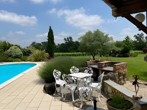 Outdoor dining - Holiday Home 'Jouanhitte' with Private Pool, Private Terrace & Wi-Fi (bourrouillan)